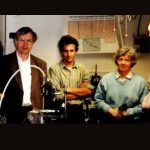 Marco Bellini (al centro) tra Theodor Hänsch (a sinistra) e Anne L’Huillier (a destra) nel laboratorio del Lund Laser Center di Lund (Svezia) nel 1997