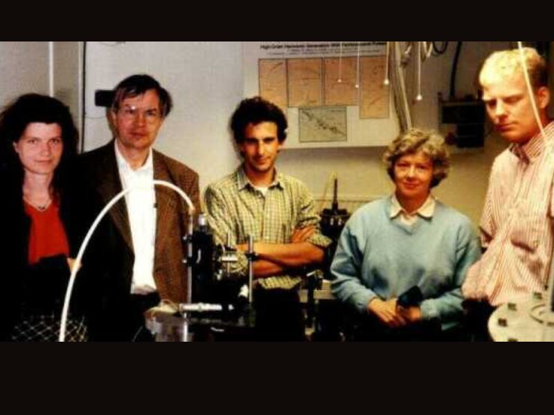 Marco Bellini (al centro) tra Theodor Hänsch (a sinistra) e Anne L’Huillier (a destra) nel laboratorio del Lund Laser Center di Lund (Svezia) nel 1997